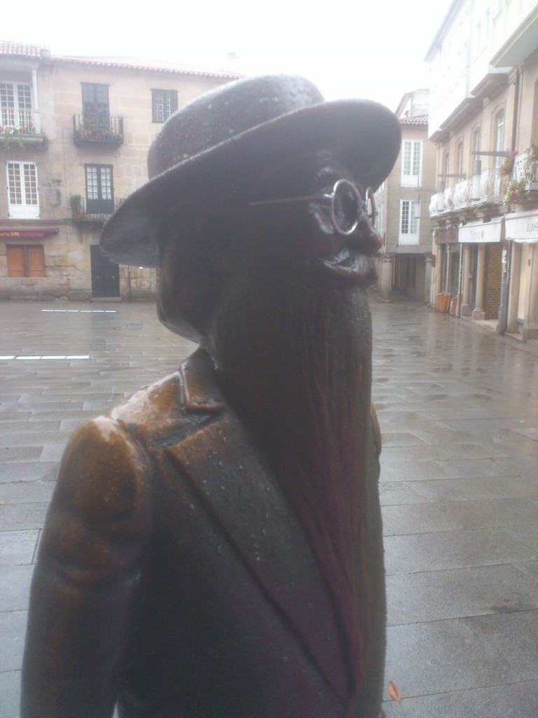 Estatua de Valle Inclán en la zona vieja de Pontevedra
