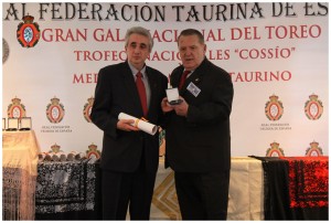 Álvaro Fernandez recoge la medalla.