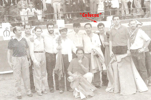 Un grupo de buenos amigos posan junto a dos aficionados que hicieron el paseillo la tarde del 9 de Agosto de 1986. "El Chapi" y "El Pontevedrés" en la becerrada popular. Entre ellos se encuentran ugenio Morano "El Mirlo" y "Calucas"